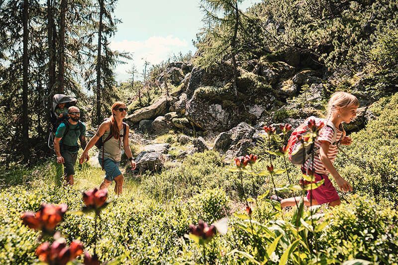 Family hiking on the Fisser Gonde theme trail